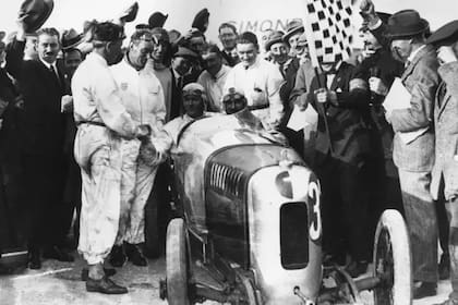 Desde el comienzo de las carreras, la presencia masculina predominó en el automovilismo como se aprecia en esta imagen en el circuito de Brooklands en 1921