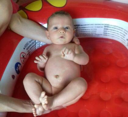 “Desde el comienzo fue todo muy extraño y confuso. Sus pañales solo tenían pis y comparándolo con mi primer hijo, casi no había caca".