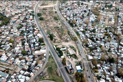 Desde el drone: Villa Azul y Villa Itatí separadas por el acceso sudeste. La de la izquierda es Villa Itatí