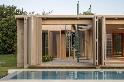 "Desde el exterior el volumen se percibe como una pieza abstracta y contenida, desde adentro el sistema funciona como un mecanismo que transforma la experiencia espacial según cómo se utilice", cuenta González Landa.