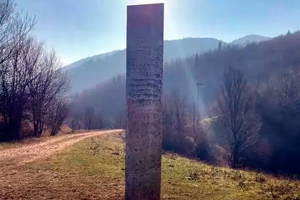 Desde el gobierno local dijeron que aún no saben a quién pertenece el monolito y han iniciado una investigación sobre por qué está allí