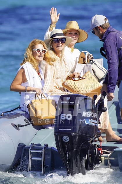 Desde el gomón que las transportaría al Laffin, el crucero de lujo, Máxima y sus amigas sonríen a los paparazzi en el puerto de Pampelonne Beach, el domingo 29 pasado.