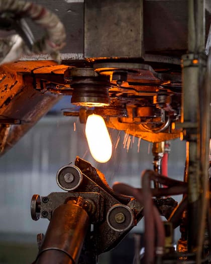 Desde el horno se expulsan pastillas de fuego, el principio de la historia de un termo