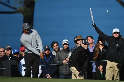 Desde el hoyo 1, una multitud con Tiger