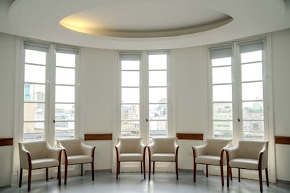 Desde el interior se aprecia la esquina curva del edificio, muy típica del urbanismo parisino