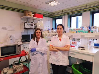 Desde el laboratorio, las doctoras Policastro y Soraires esperan producir nanomedicamentos en masa