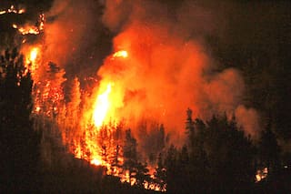 Descontrolado, el fuego cruzó la ruta 40 y complica aún más el combate en El Hoyo y en Epuyén