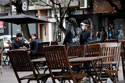 Desde el lunes se autorizó la gastronomía al aire libre en todos los comercios del rubro en la ciudad, pero solo en veredas; no se habilitó la actividad en patios y terrazas internas