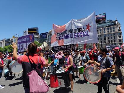 Desde el mediodía, los manifestantes fueron llegando hacia la intersección de las avenidas 9 de Julio y Corrientes (Twitter/@FOLprensa)
