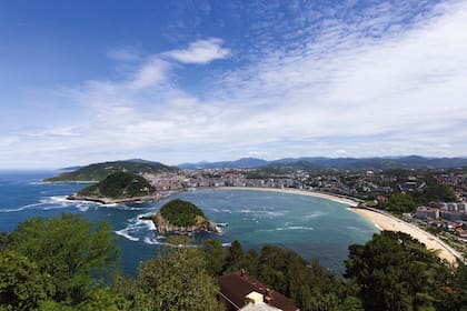 Desde el Monte Igueldo se puede comprender mejor San Sebastián: las playas de Ondarreta y La Concha, el monte Urgull y la isla de Santa Clara
