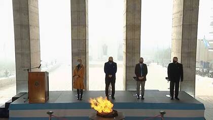 Desde el Monumento Nacional a la Bandera participaron el gobernador de Santa Fe, Omar Perotti; la vicegobernadora santafesina, Alejandra Rodenas; el ministro de Defensa, Agustín Rossi; y el intendente de la ciudad, Pablo Javkin
