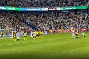 Desde el otro lado de la cámara de TV: así se vio el tercer gol de la selección ante Jamaica, una joya de tiro libre de Messi