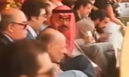 Desde el palco oficial, el príncipe Fahad observaba concentrado el partido