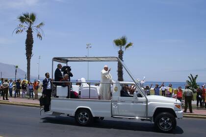 Desde el papamóvil, el Papa saludó a los habitantes de la ciudad de Iquique