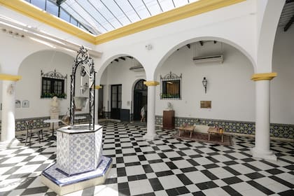 Desde el patio: entrada a la Biblioteca del Museo Beccar Varela de San Isidro.