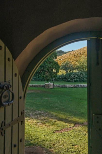 Desde el patio la vista del aljibe, clásico del siglo XVIII.