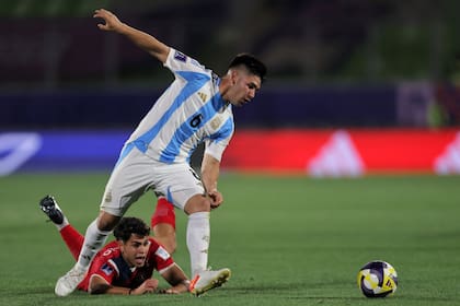 Desde el piso, el delantero Alessio Raballo reclama infracción de Juan Manuel Villalba, que tras la expulsión de Santiago Fernández dejó el lateral izquierdo y jugó de segundo zaguero central