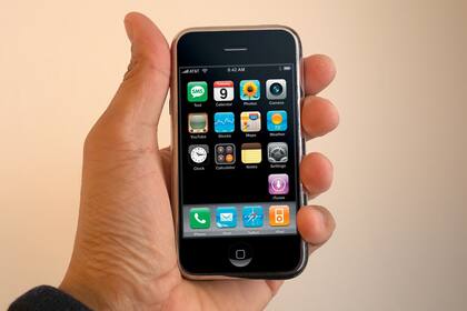 Desde el primer iPhone de 2007 el formato general de los smartphones no cambió: son todos rectángulos negros con una pantalla y una interacción táctil