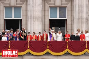 ¿Quiénes acompañaron a los reyes Carlos III y Camilla en su primer saludo al pueblo?