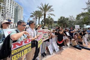 Desde el proceso legislativo, la ley provocó protestas por parte de grupos de ciudadanos extranjeros en Florida