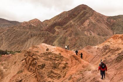 Desde el pueblo de Purmamarca parte el sendero de 4 kilómetros pleno de curvas entre cerros colorados.