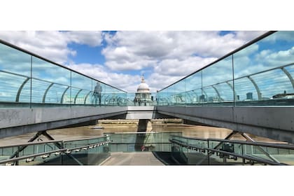 Desde el Puente del Milenio, una vista de la cúpula de la Catedral de San Pablo.