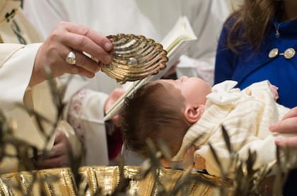 Desde el punto de vista religioso, los padrinos asumen el compromiso de que sus ahijados cumplan con los tres sacramentos