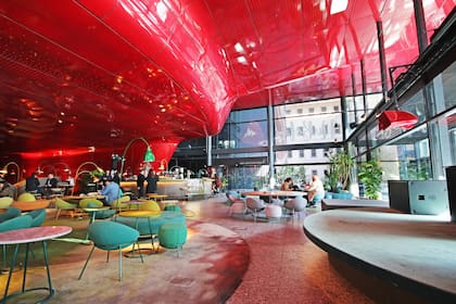 Desde el restaurante del Museo Reina Sofía se puede ver la diferencia arquitectónica de los espacios del edificio