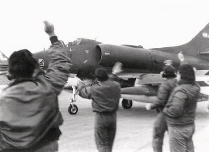 Desde el Skyhawk, el Teniente Sergio Mayor, piloto del Segundo Escuadrón, devuelve el saludo al personal el 21 de mayo de 1982 antes de partir hacia el estrecho de San Carlos. (foto: gentileza Atilio Maggi).