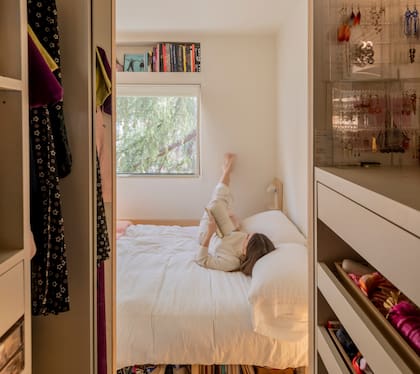 Desde el vestidor también se ven las copas de los árboles.