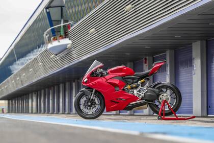 Desde este ángulo se aprecia la suspensión trasera monoamortiguador y monobrazo de la Ducati Panigale V2