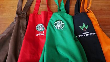 Desde hace 10 años, es política de Starbucks que los mandiles verdes tengan bordado el nombre de cada colaborador.