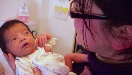 Desde hace 15 años, Eleonora Castel cuida recién nacidos para que los padres de los niños descansen