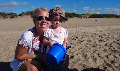 Desde hace 2 años Delfi juega al Hockey en las Lionas & Liones, el primer equipo argentino de hockey para personas con discapacidad intelectual.