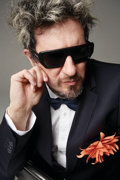 Desde hace 35 años, Cucho Parisi no solo es el cantante de Los Auténticos Decadentes, también es un soldado de plomo de la alegría.