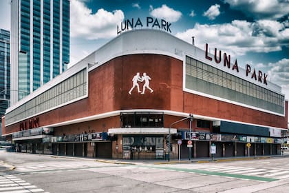 Desde hace 90 años, el Luna Park se reinventa para poder albergar todo tipo de veladas deportivas, artísticas, políticas y hasta sociales. 