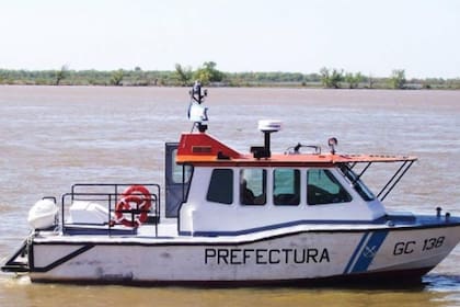 Desde hace algunas horas, buzos de la Prefectura Naval participan de un intenso operativo en el río Paraná, en Santa Fe, para intentar dar con un adolescente de 16 años que este martes desapareció en el agua tras meterse a bañar a la altura de la bajada de Bella Vista, en la localidad de Puerto General San Martín.