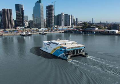 Desde hace años, Buquebus une Uruguay y Argentina con sus ferries rápidos y cómodos.