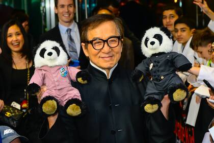 Desde hace años, Jackie Chan va a las galas con dos osos de peluche. ¿La explicación? "Soy el embajador del panda", contó en una oportunidad y explicó que en 2008 adoptó dos pandas reales en China que quedaron heridos luego de un terremoto