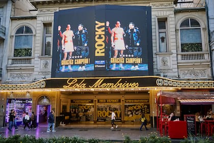 Desde hace años Nico Vázquez opta por trabajar en teatros en los que es el único título programado como sucede actualmente con Rocky, en el Lola Membrives