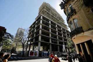 Qué habrá en el edificio en construcción parado desde hace 8 años que desvela a los porteños