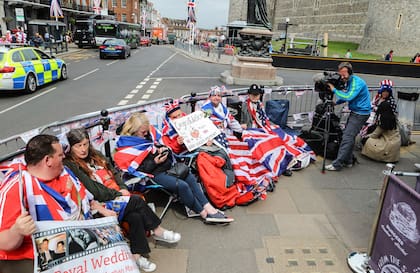 Desde hace días, curiosos y fans acampan en cercanías de Windsor tratando de conseguir un buen lugar para ver el paso del carruaje. FOTO: Cover
