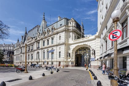 Desde hace más de 20 años, se realizan visitas regulares al interior del Palacio Paz; están a cargo de Alicia Merlicco Pallarés