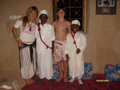 Desde hace muchos años, el hijo de Adriana la sigue en algunos de sus viajes.