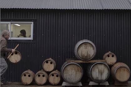 En la bodega propia albergan 25 variedades de vinagres: cassis, frambuesas y sauco, entre otros, donde parte de las materias primas vienen de El Bolsón, Del Hoyo de Epuyén y Las Golondrinas. Las flores y algunas de las hierbas, como el cedrón, se extraen de su propio lugar.