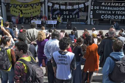 Desde hace seis meses, los científicos en Córdoba se turnan para limpiar sus laboratorios y sacar la basura.