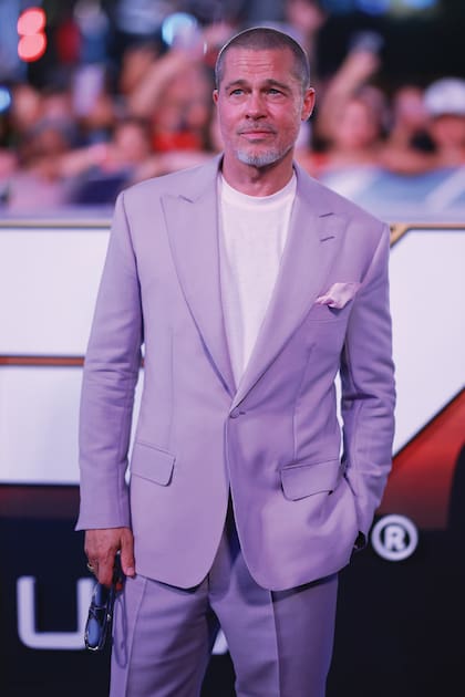 Desde hace un par de años, el estilismo de Pitt dio un giro de 180 grados de la mano
del diseñador Haans Nicholas Mott, que lo llenó de colores. En México, el actor optó
por un traje lavanda, pañuelo a juego y remera blanca.