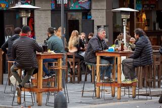 Mendoza. En plena suba de casos, flexibilizan medidas para comercios y templos