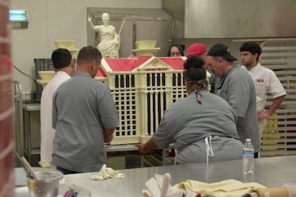 Desde joven, Buddy pasó innumerables horas en la panadería, donde su padre, Buddy Sr., un maestro panadero, le transmitió su profundo conocimiento del arte de la panadería y la gestión de negocios