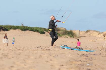 Desde joven es
muy inquieto en cuanto al ejercicio
físico y muy fanático de navegar en
el agua.